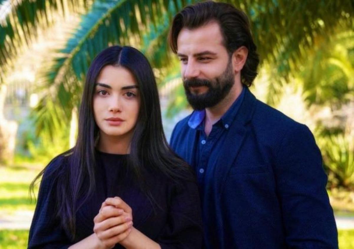 Ozge Yagiz este alături de Gokberk Demirci și poartă o bluză închisă la culoare. Actorul are o cămașă albastră