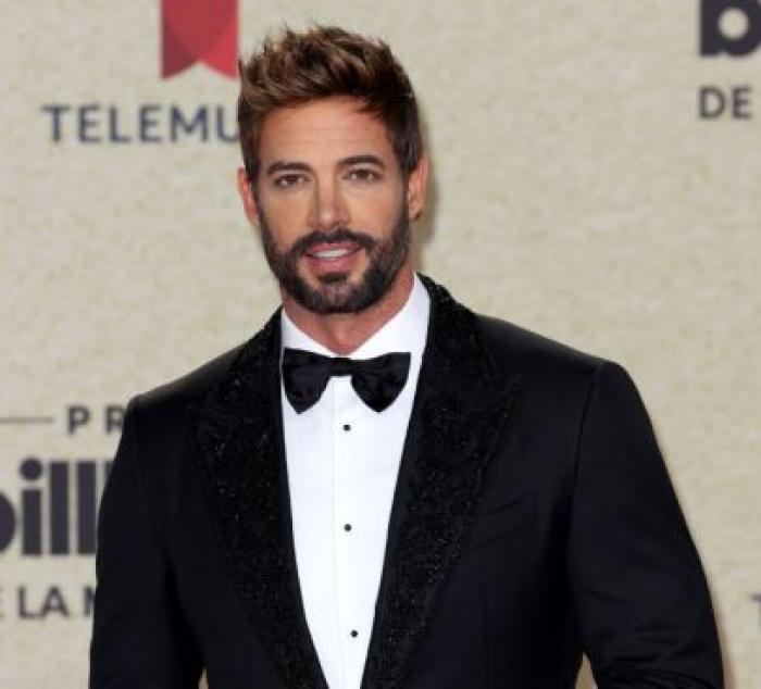 William Levy poartă un sacou negru și un papillon negru