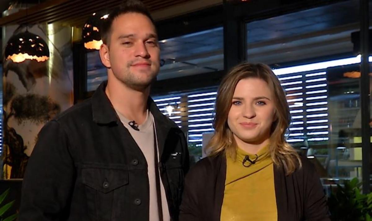 Cristina Ciobănașu poartă un pulover galben muștar, iar Vlad Gherman poartă un tricou mov cu o bluză neagră