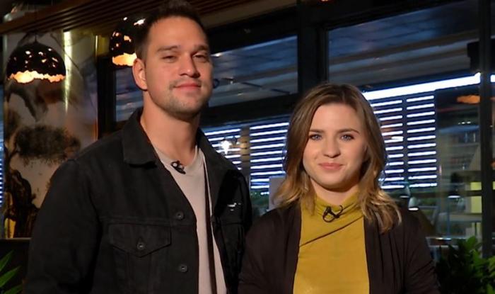 Cristina Ciobănașu poartă un pulover galben muștar, iar Vlad Gherman poartă un tricou mov cu o bluză neagră