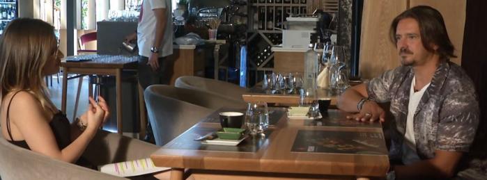 Mihai Petre poartă un tricou alb și o cămașă cu imprimeu