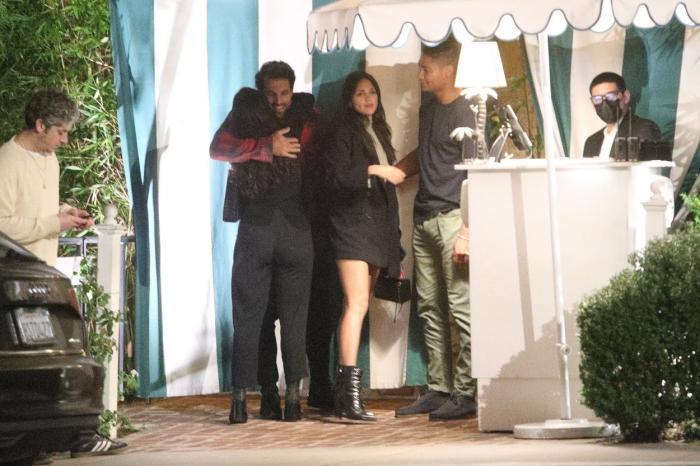 Eliza Gonzalez poartă blugi albaștri și se îmbrățișează cu iubitul ei