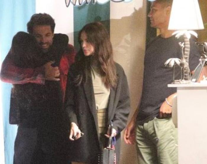 Eiza Gonzalez poartă blugi și are părul desprins