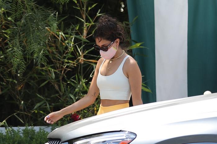 Eiza Gonzalez poartă pantaloni galbeni de yoga și un maiou alb