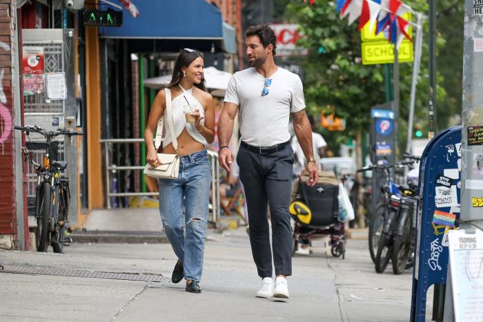 Eiza Gonzalez poartă blugi rupți în genunchi și are un top cu burticul gol