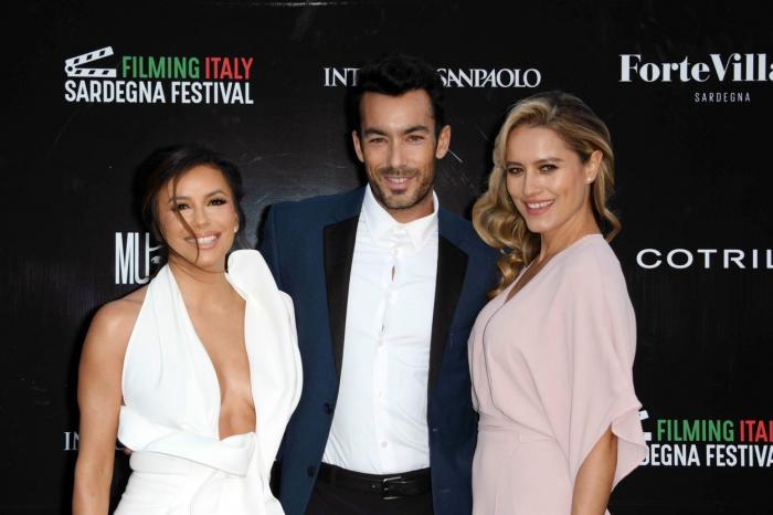 Aaron Diază poartă un costum albastru și o cămașă albă