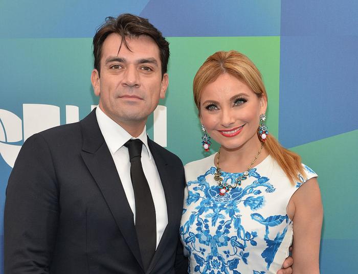 Jorge Salinas poartă un costum negru și are o cămașă albă