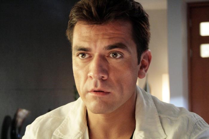 Jorge Salinas poartă o cămasă albă