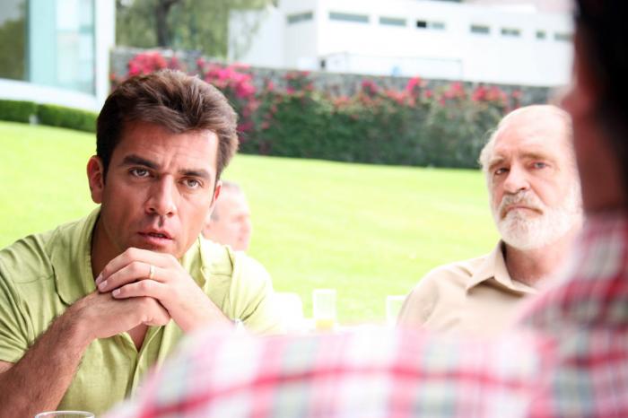 Jorge Salinas poartă o cămașă verde deschis