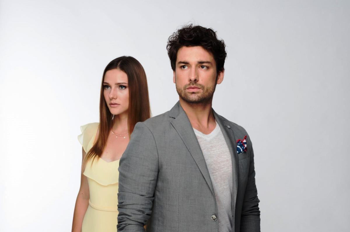 Alina Boz poartă o rochie galbenă și are părul desprins