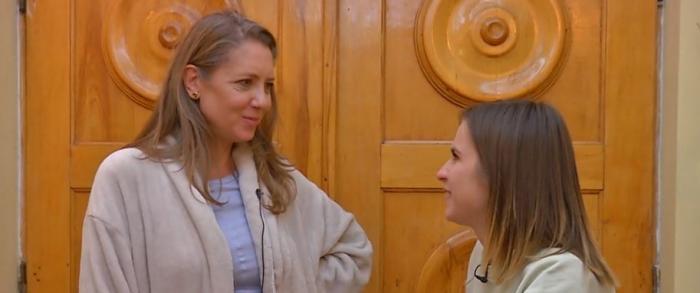 Ioana Abur poartă un halat și are părul desprins