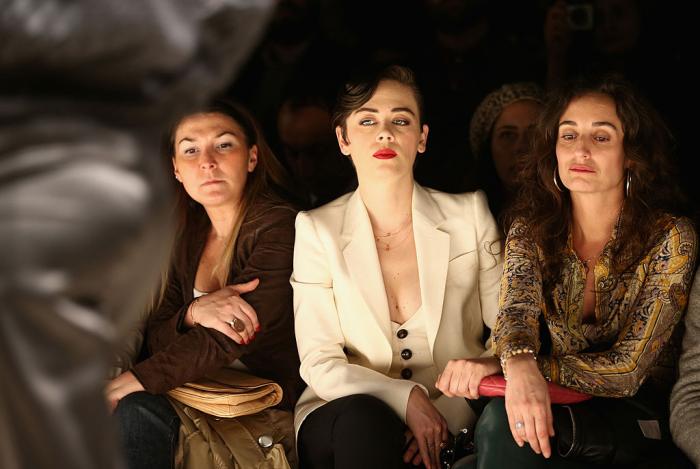 Demet Evgar poartă sacou alb și are părul prins. Actrița poartă un ruj roșu