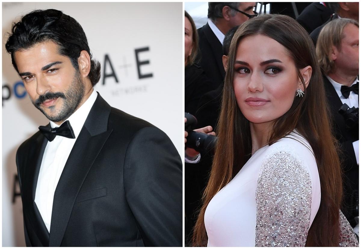 Burak Özçivit poartă un costum negru și o cămașă albă, iar Fahriye Evcen poartă o rochie albă cu mâneci lungi