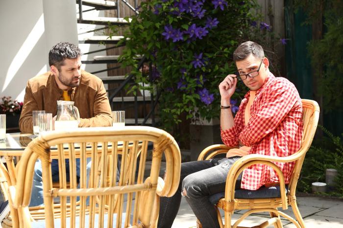 Vlad Gherman poartă o cămașă roșie cu pătrățele, iar Alecsandru Dunaev poartă o geacă maro