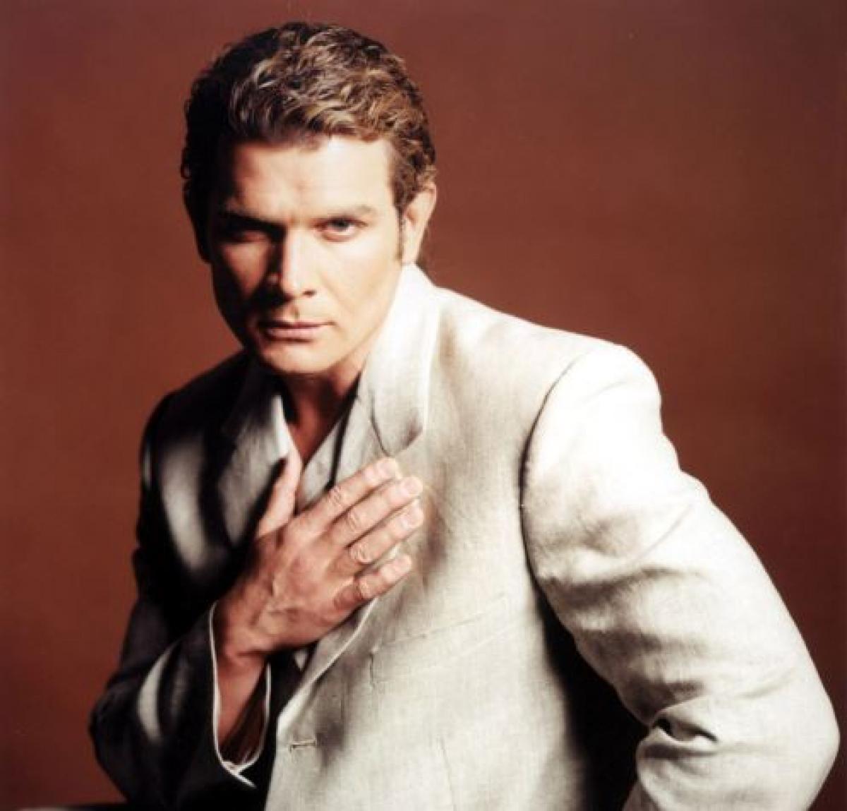 Sergio Basáñez din “Vei fi a mea, Paloma” avea părul lung și cârlionțat, prins la spate