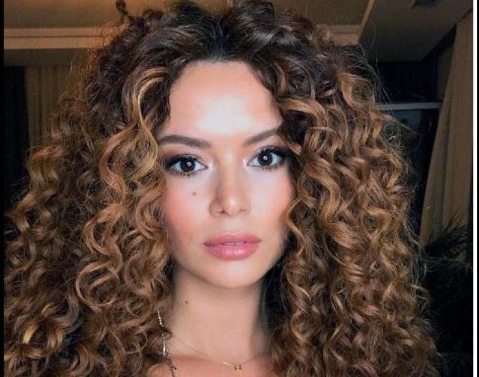 Seray Kaya poartă părul desprins și ondulat