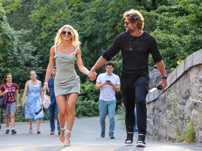 Gabriel Soto este îmbrăcat cu blugi albaștri închiși, iar Irina Baeva poartă o rochie scurtă și are părul desprins