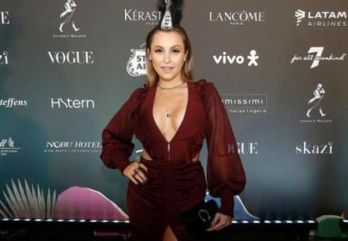 Carla Diaz poartă o rochie cu decolteu adânc și crăpătură pe picior