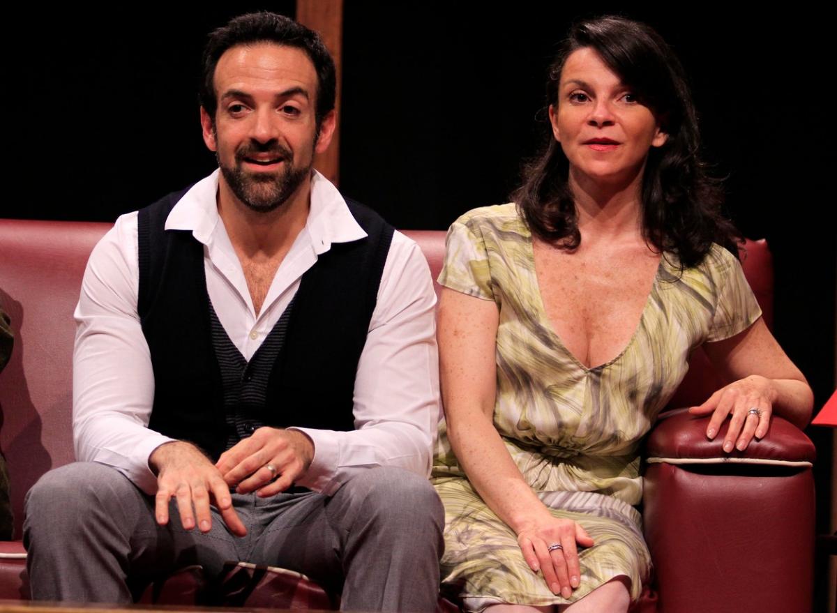 Pablo Perroni este îmbrăcată într-o cămașă albă și are o vestă neagră