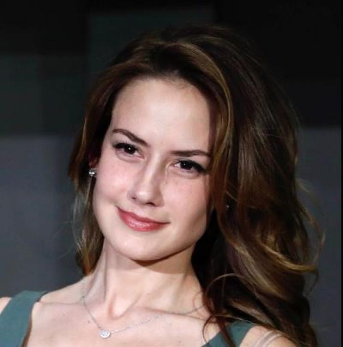 Altair jarabo poartă părul desprins și un machiaj simplu, lejer