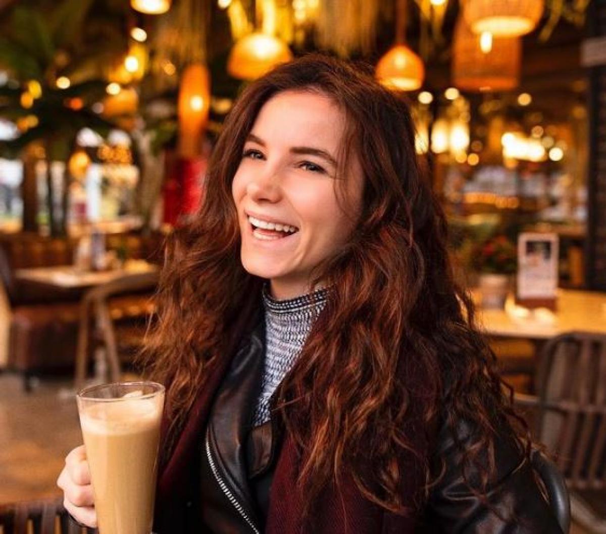 Cansu Tuman este îmbrăcată într-o geacă neagră de piele și are părul desprins