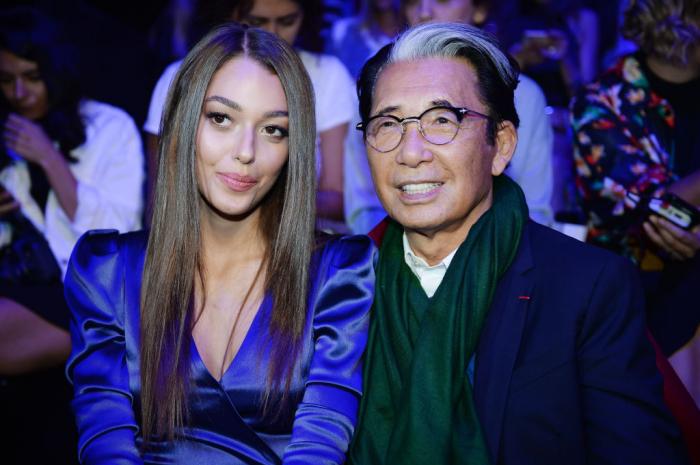 Dilan Çiçek Deniz poartă o rochie albastră cu mâneci lungi