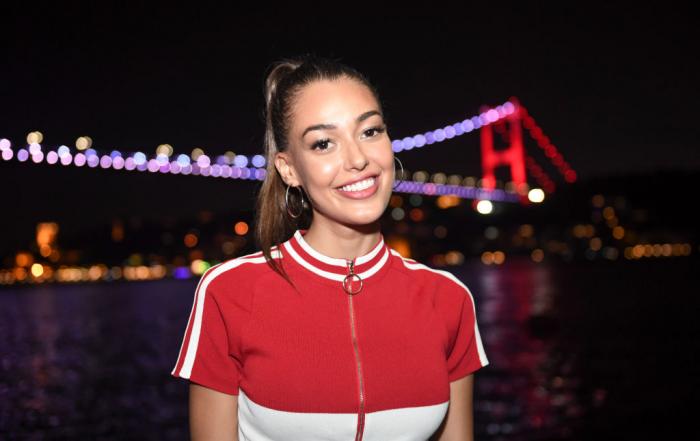 Dilan Cicek Deniz poartă o bluză sport și are părul prins în coadă de cal