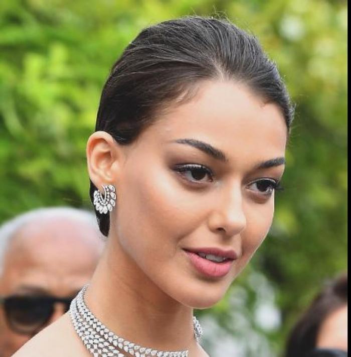 Dilan Cicek Deniz poartă părul prins în coc și este machiată natural