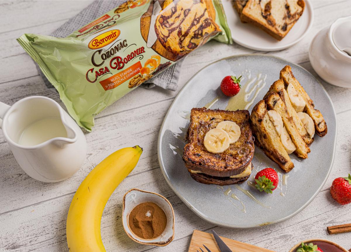 Sandwich cald cu banane și cozonac pufos