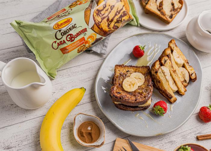 Sandwich cald cu banane și cozonac pufos