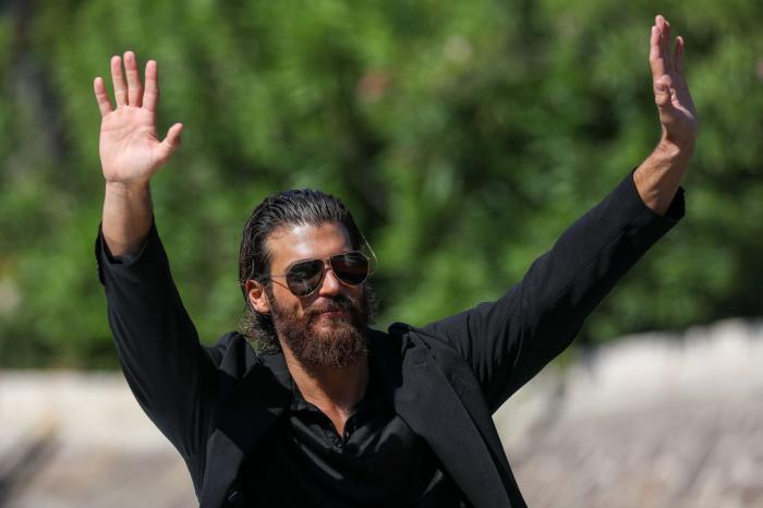 Can Yaman poartă o ținută all-black și are ochelari de soare