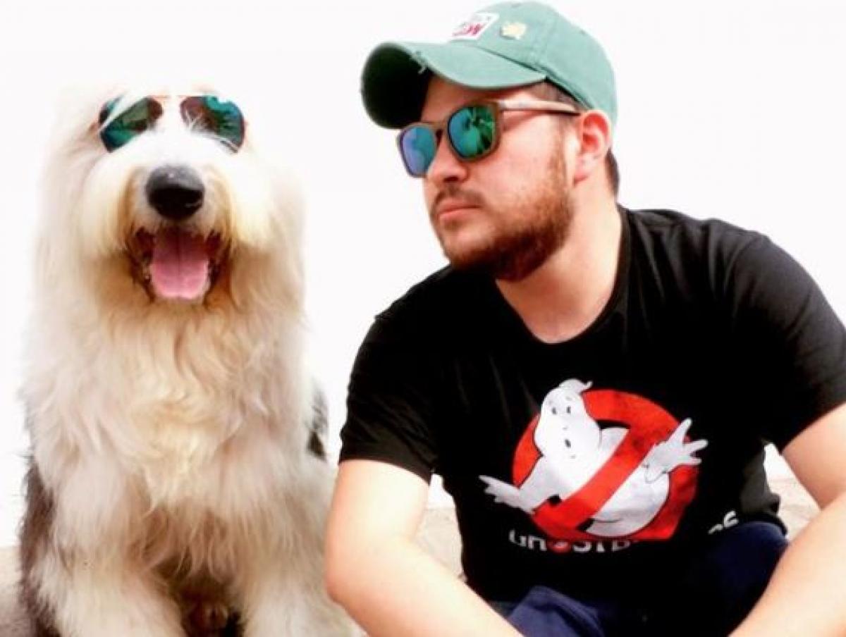 Sergio Guerrero poartă ochelari de soare și șapcă