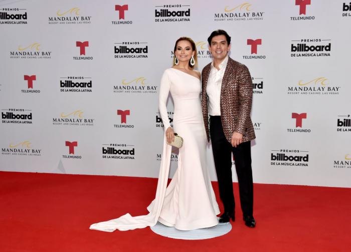 Jorge Salinas poartă pantaloni negri și un sacou cu paiete