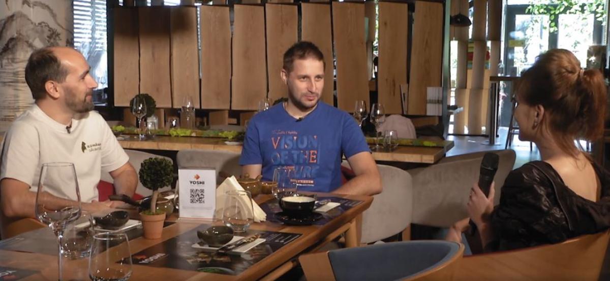 Dan Dinu este îmbrăcat într-un tricou alb și Cosmin Dumitrache poartă un tricou albastru