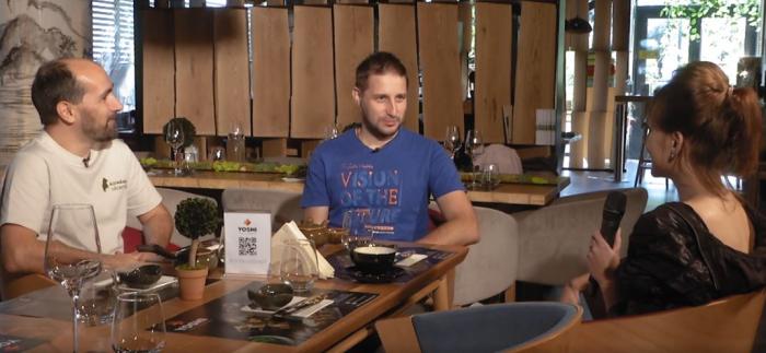 Dan Dinu este îmbrăcat într-un tricou alb și Cosmin Dumitrache poartă un tricou albastru