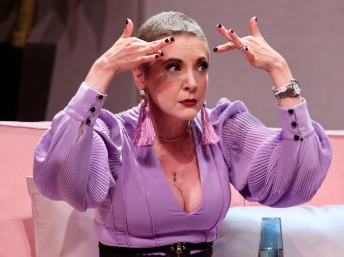 Edith Gonzalez a purtat o bluză mov cu mâneci lungi și avea părul scurt