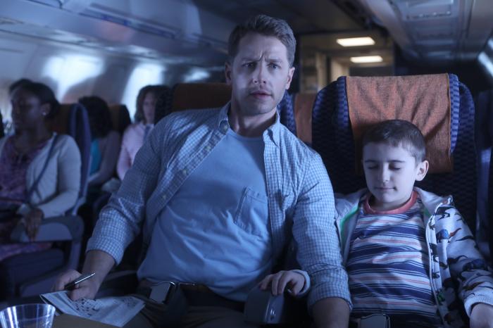 două dintre personaje se află în avion, iar băiatul cel mic are ochii închiși