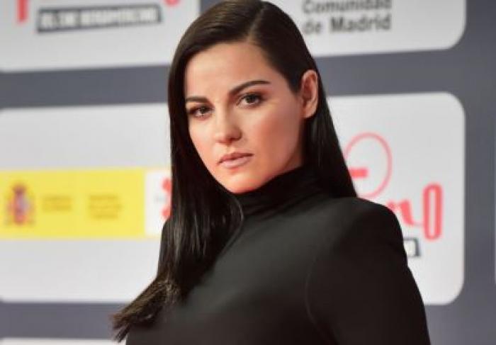 Maite Perroni poartă o bluză neagră pe gât