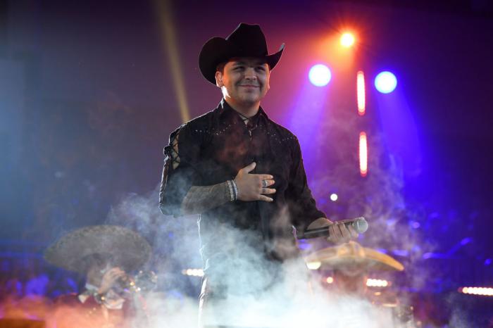 Christian Nodal poartă o cămașă neagră cu găuri și o pălărie tipic mexicană