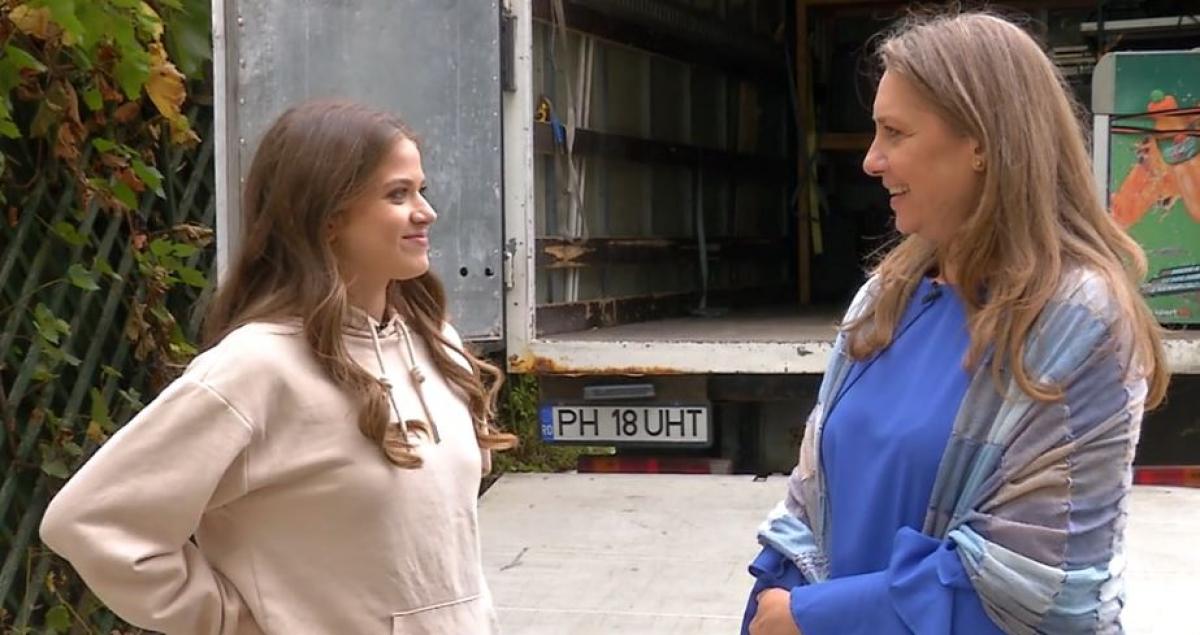 Mara Oprea și Ioana Abur zâmbesc la gândul că vor începe jocul. Cele două au părul desprins