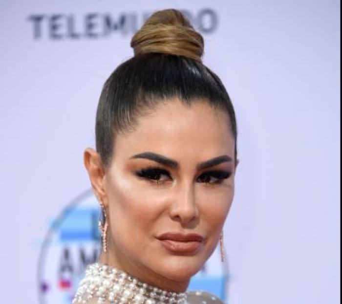 Ninel Conde poartă părul prins în coc