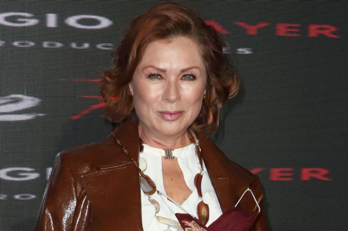 Leticia Calderon poartă o jachetă maro și are părul scurt și ondulat