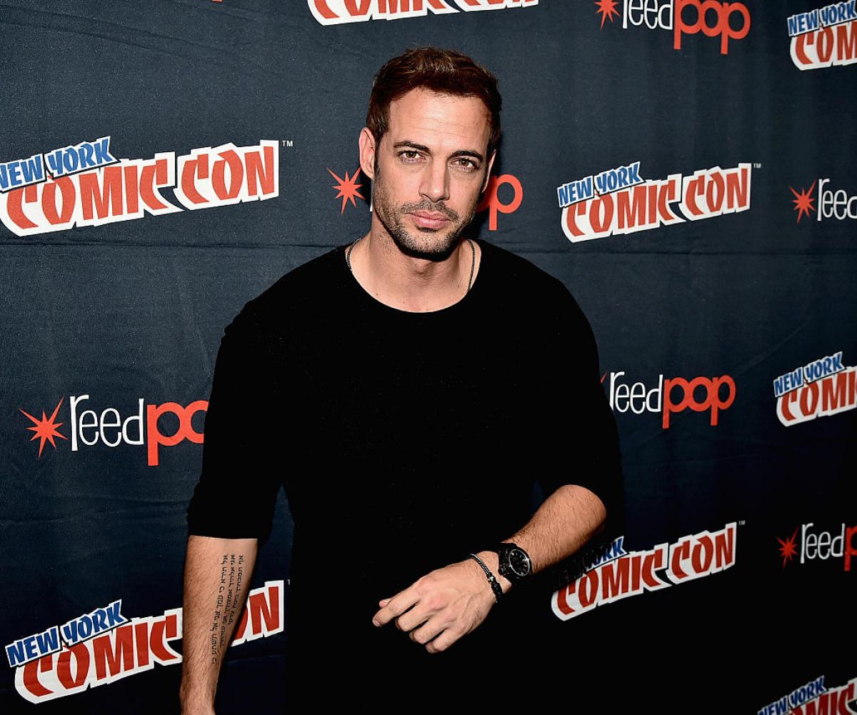 William Levy poartă o bluză neagră