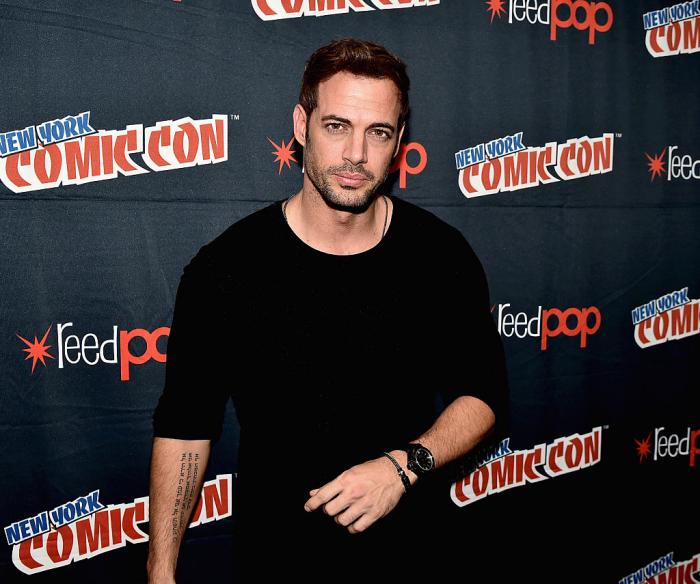 William Levy poartă o bluză neagră