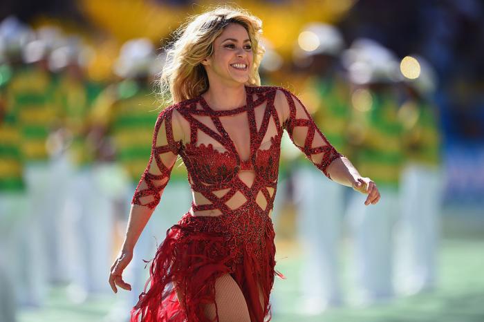 Shakira poartă o rochie vișinie și are părul desprins