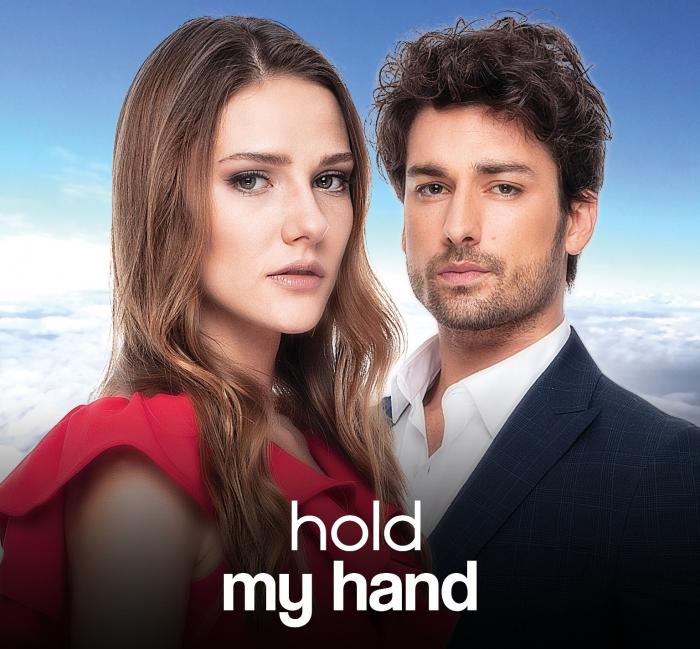 Alina Boz poartă o bluză roz și are părul desprins