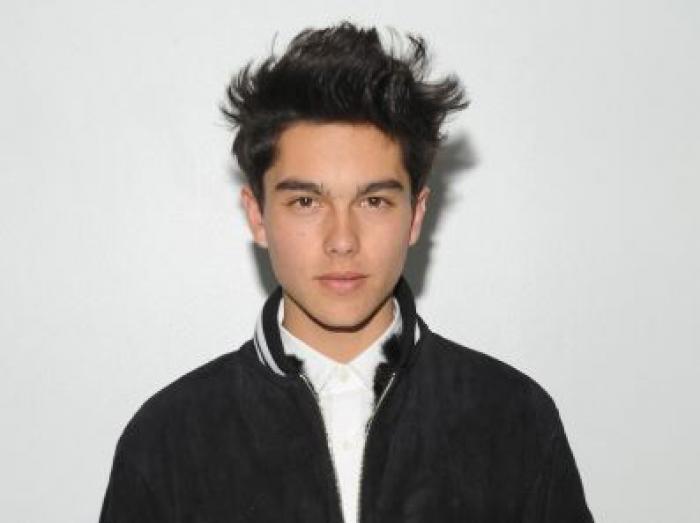 Sergio Mayer Mori poartă un tricou alb și o jachetă neagră