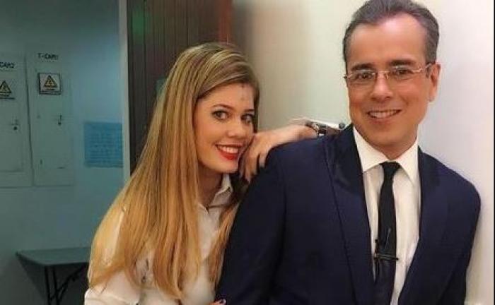 Lorna Cepeda este îmbrăcată într-o cămașă albă și are o fustă vișinie, scurtă