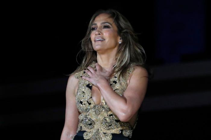 Jennifer Lopez poartă o costumație de scenă cu paiete