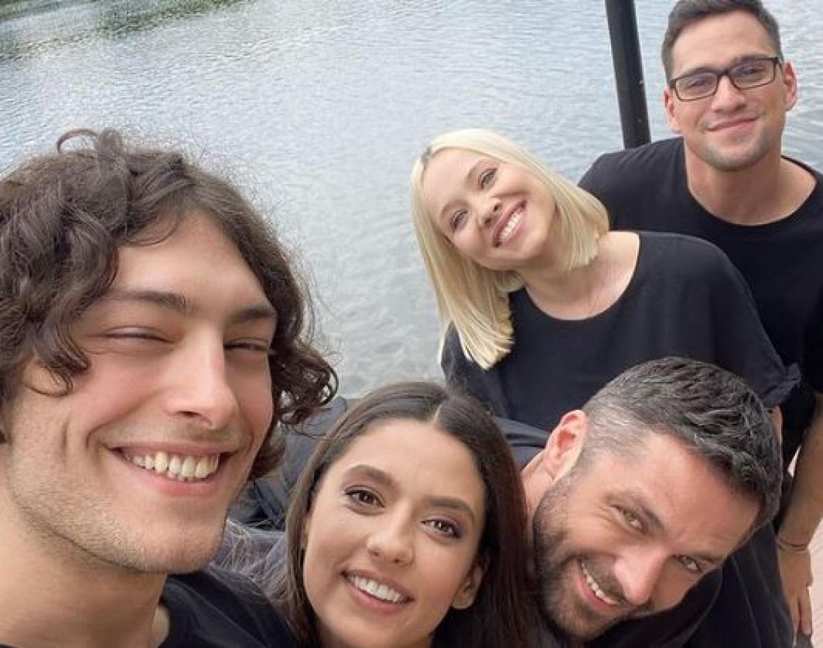 Toto Dumitrescu este împreună cu colegii din Adela și zâmbește